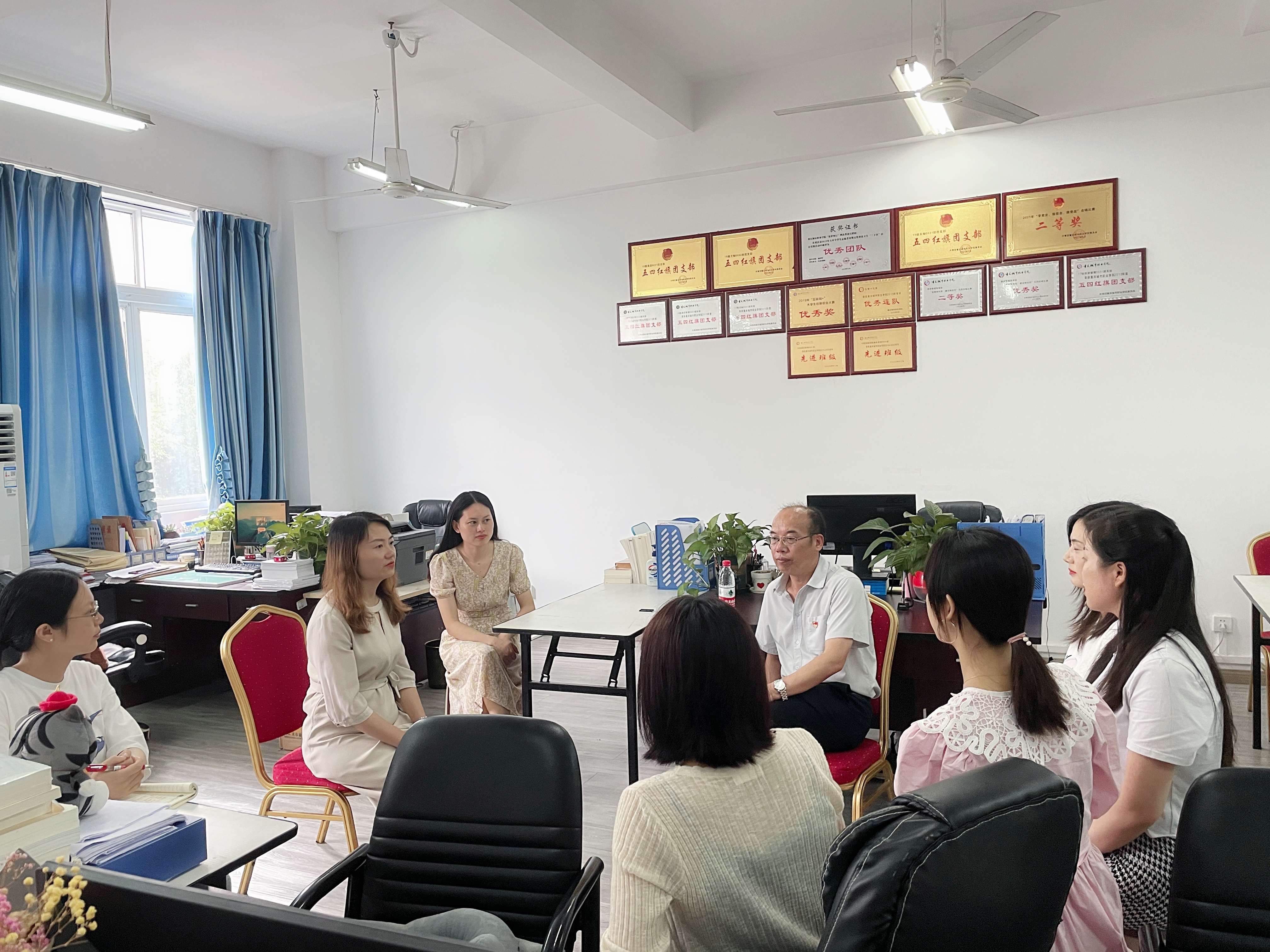文斌副校长与旅游管理系学生管理团队座谈中.jpg