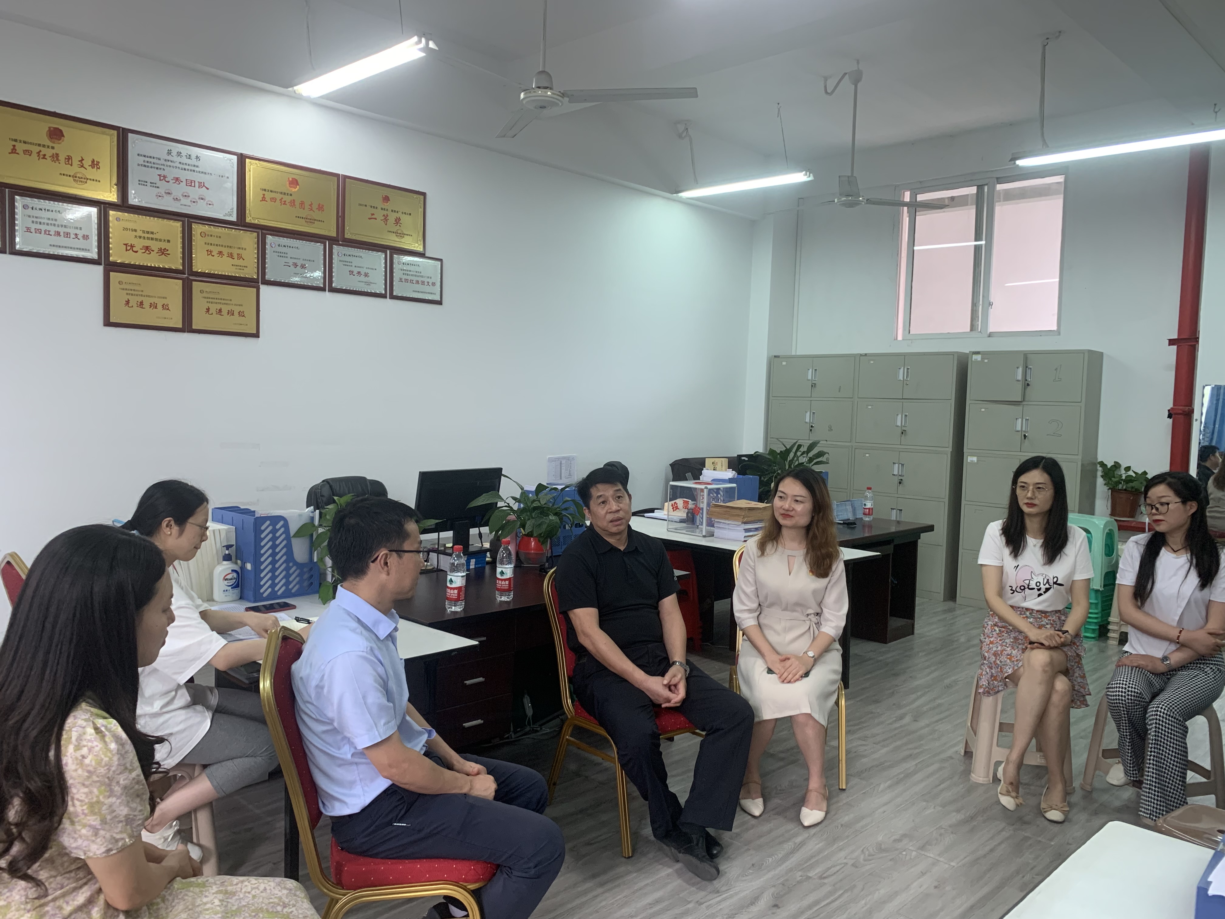 朱传书书记与旅游管理系教职工座谈中.jpg