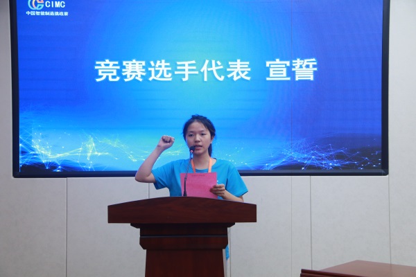 学生代表陈海燕宣誓.JPG