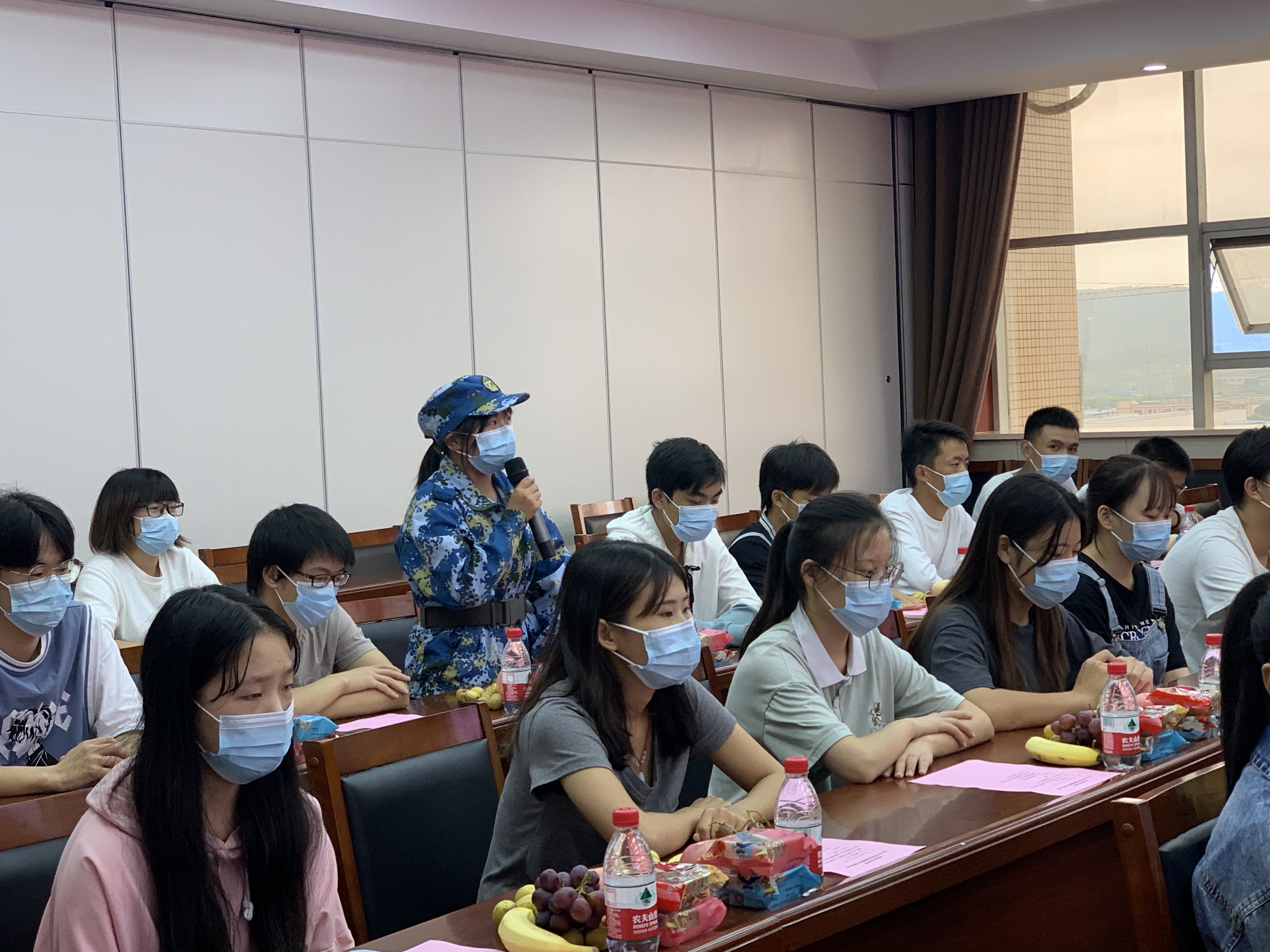 座谈会现场学生代表发言.JPG