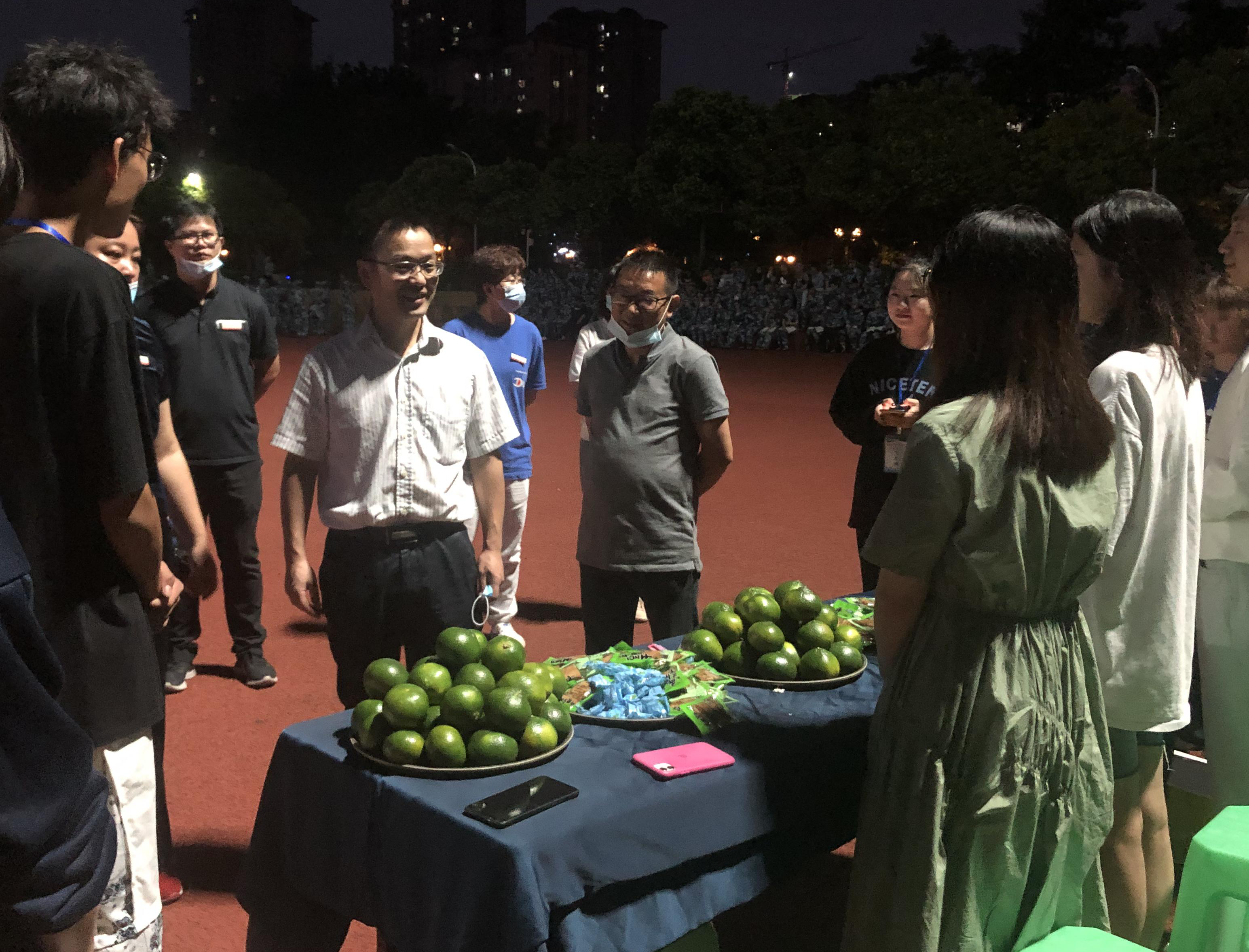 旅游管理系“温暖过中秋”慰问新生.jpg