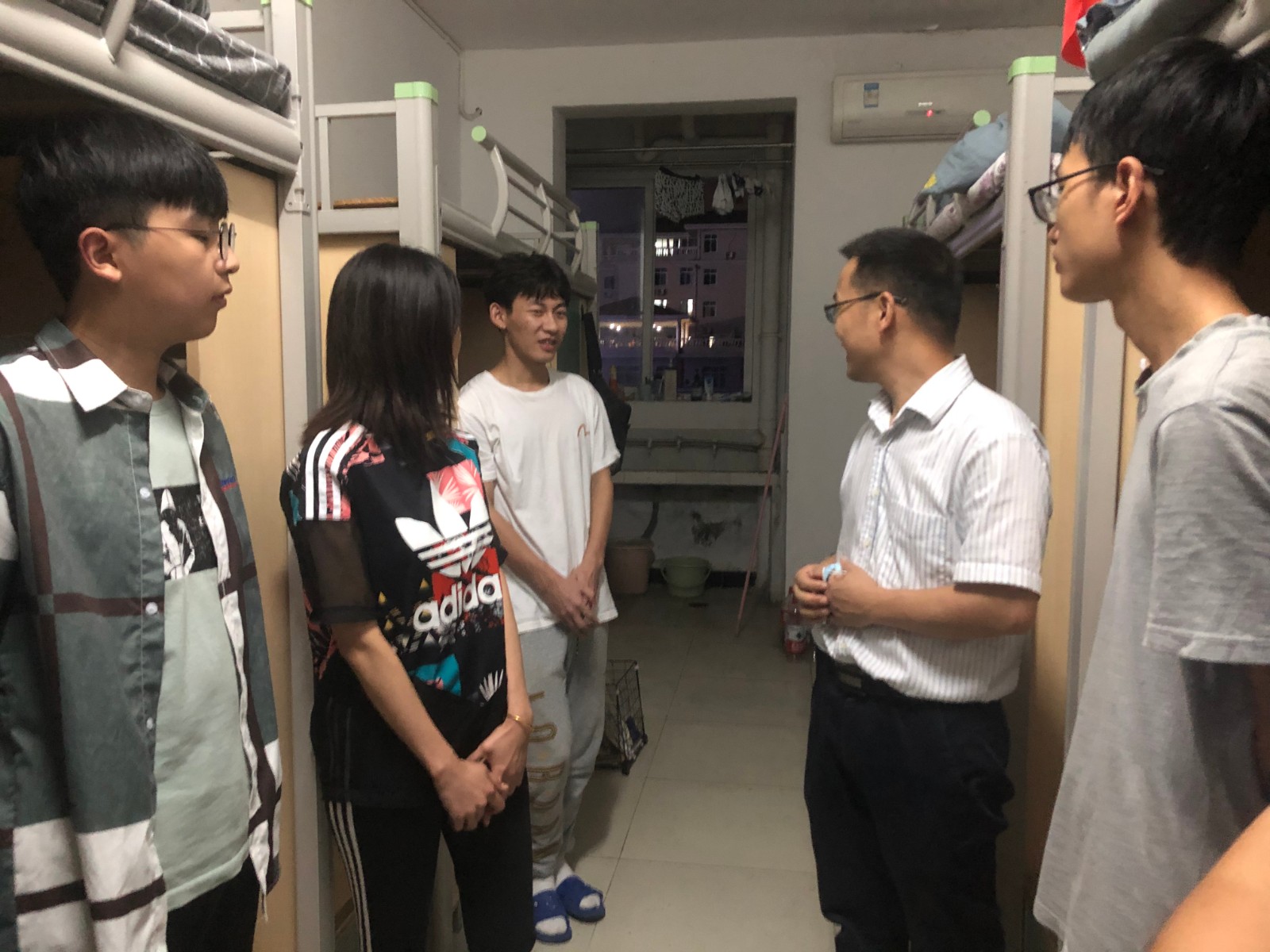 走访学生寝室3.jpg