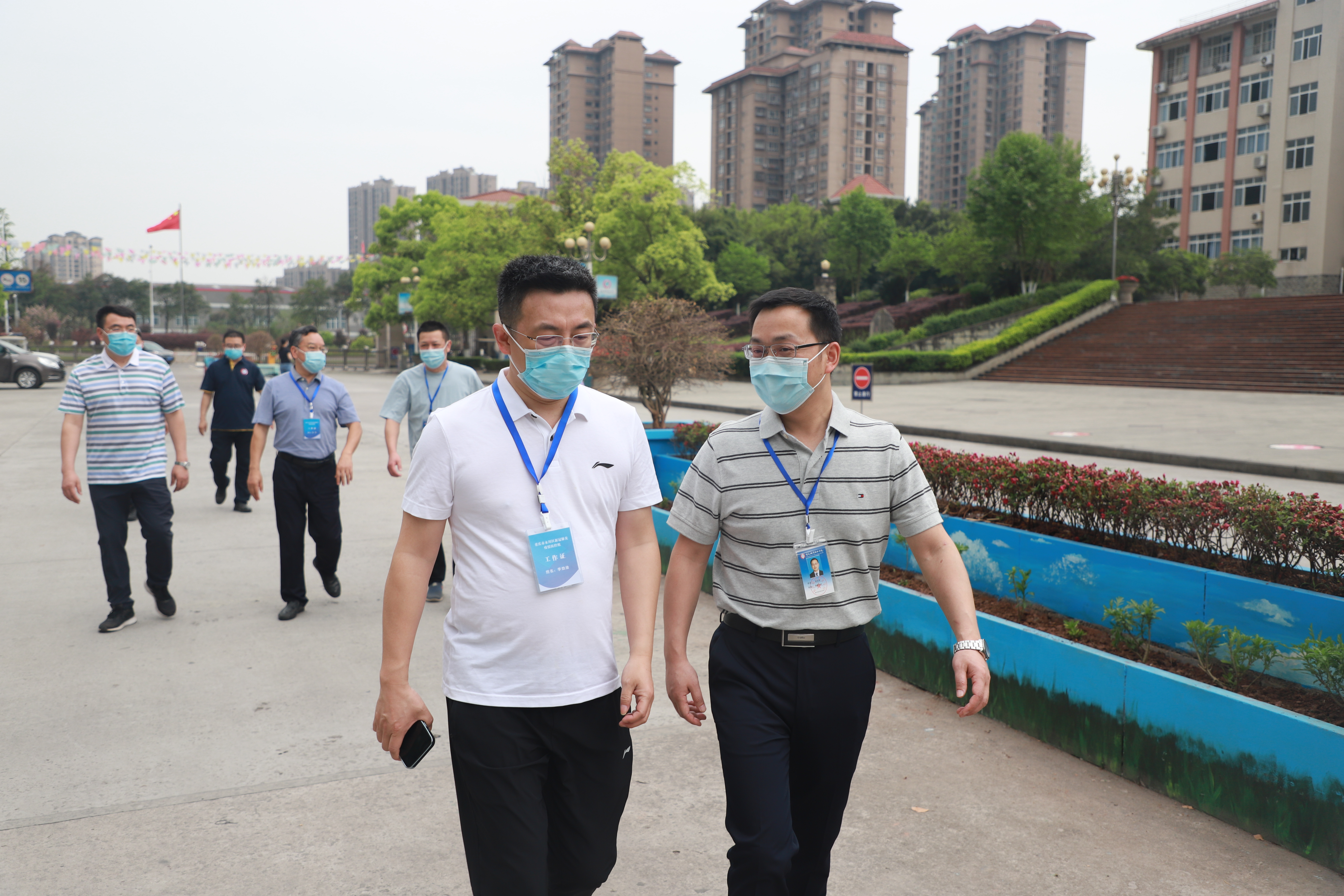 3月20日，市教委副主任李劲渝率队督导学校疫情防控工作，张绍荣书记介绍学校疫情防控工作.JPG