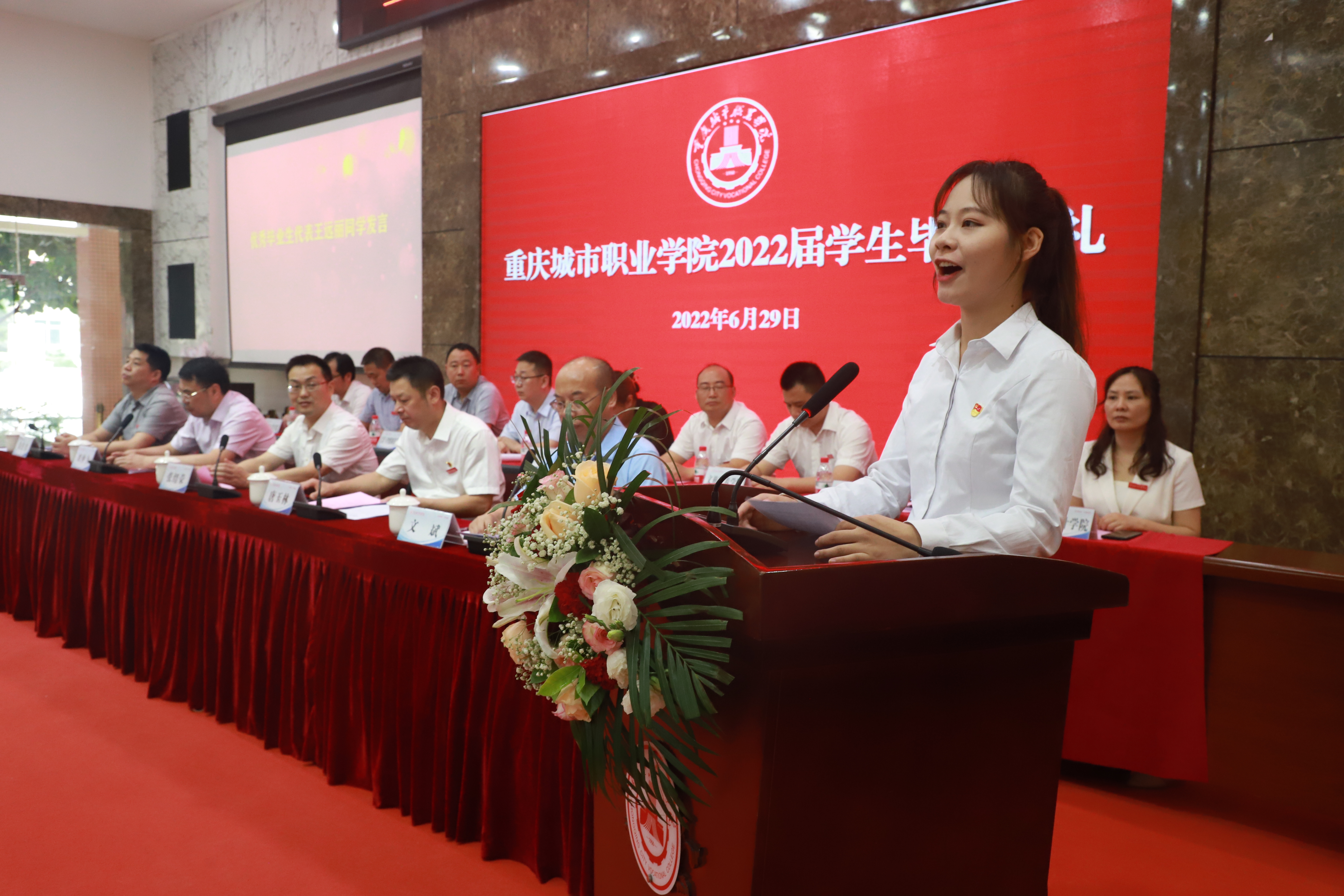 毕业生代表王元丽发言.JPG
